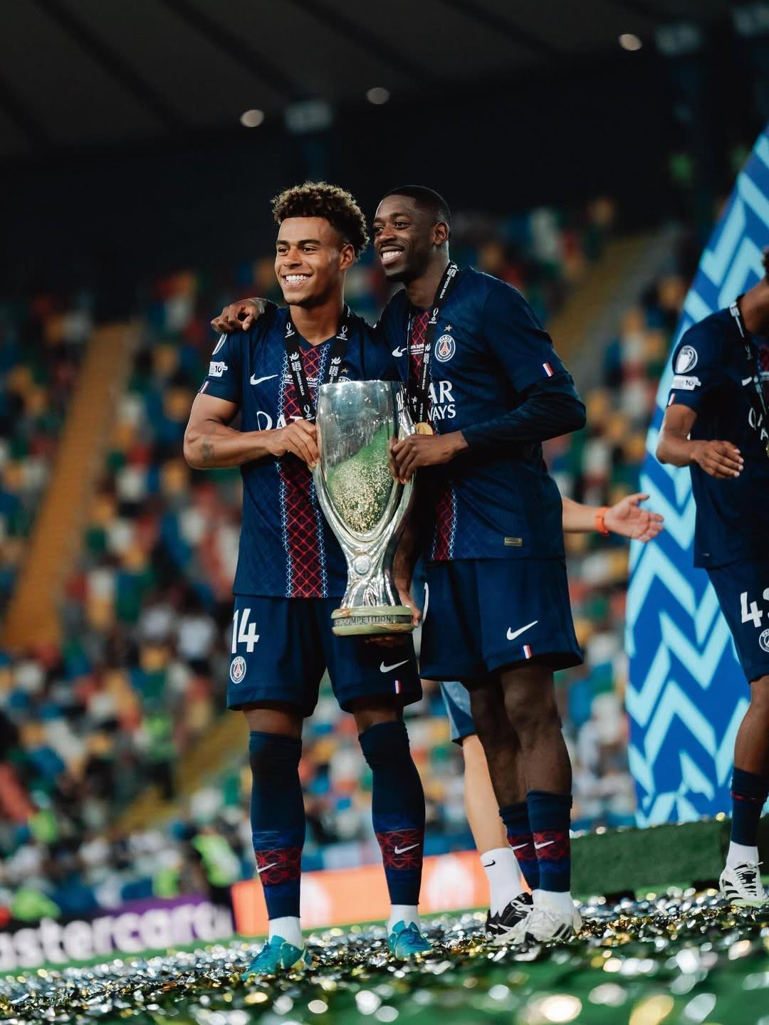 巴黎社媒晒欧超杯夺冠庆祝照，小贝评论：Number one