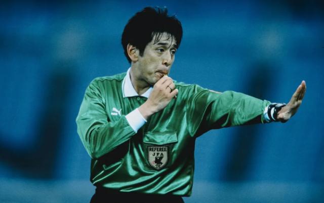 开云中国-最晕金哨退休进日本足协 曾错把郜林当李玮锋罚下