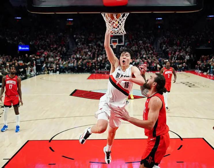 开云中国-赛季最低！开拓者43-50猛龙，杨瀚森6分钟3篮板！